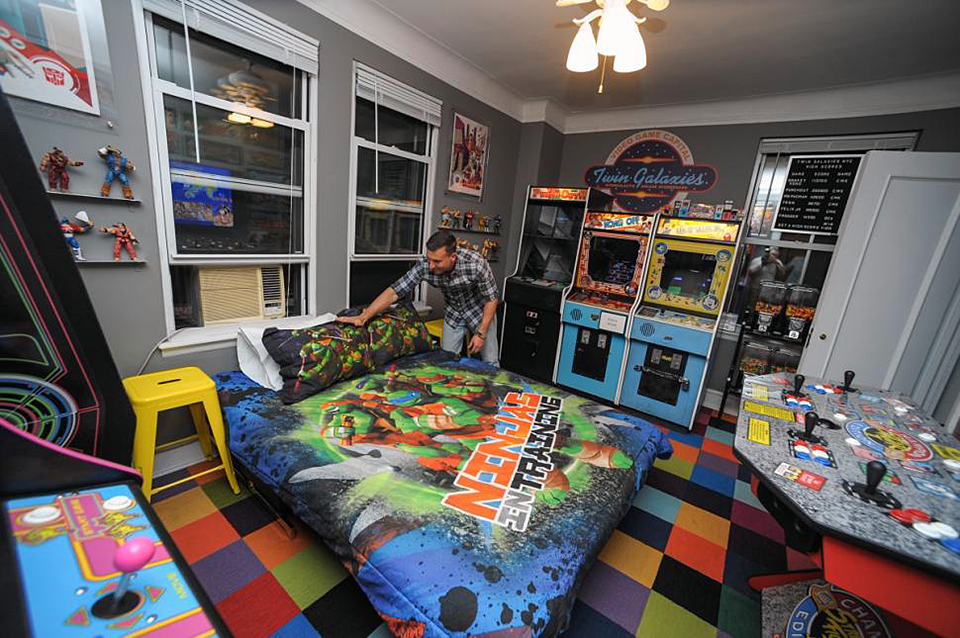 ny-man-converts-apartment-into-arcade-im